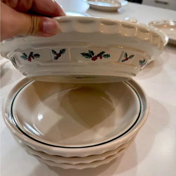 Longaberger Pie plate- Holly